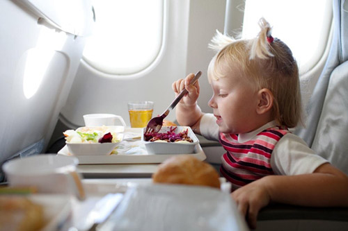 رحلات طيران مع طفل: ما يجب اتخاذه لراحة الأم والطفل