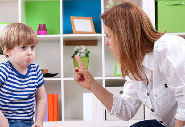 لماذا يكمن الطفل: ثلاثة أخطاء من الآباء والأمهات