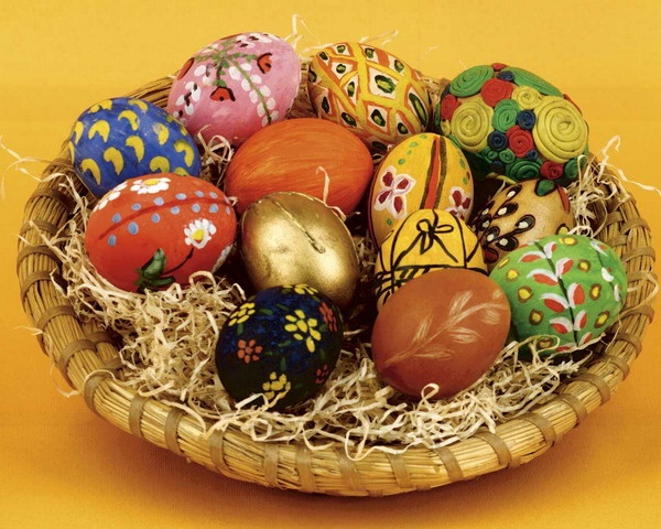 بيضة عيد الفصح بأيديهم: أفكار لتزيين