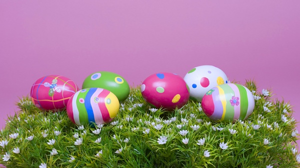 بيضة عيد الفصح بأيديهم: أفكار لتزيين