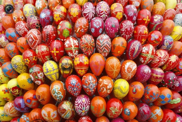 بيضة عيد الفصح بأيديهم: أفكار لتزيين