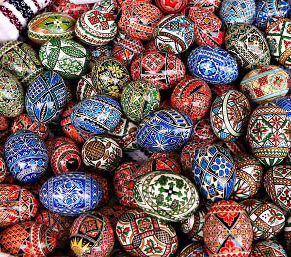 بيضة عيد الفصح بأيديهم: أفكار لتزيين