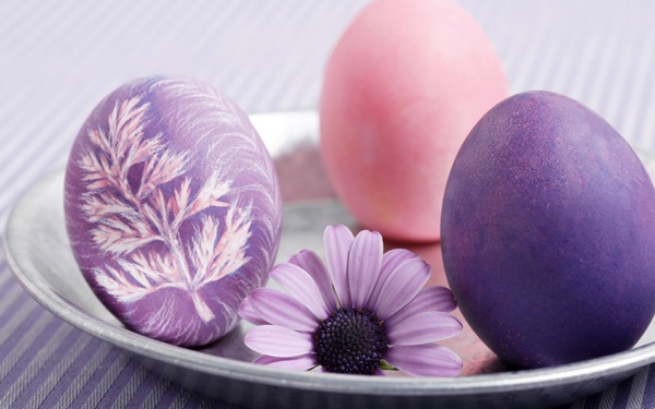 بيضة عيد الفصح بأيديهم: أفكار لتزيين