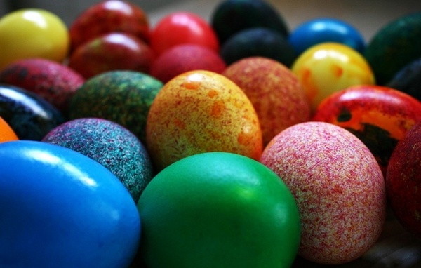 بيضة عيد الفصح بأيديهم: أفكار لتزيين
