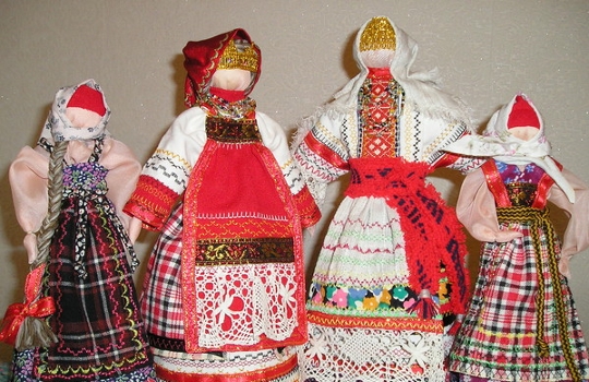 نحن جعل دمية ماسلينيتسا بأيدينا.