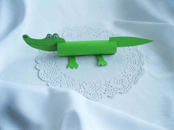 مصنوعات يدوية مصنوعة من ورق تمساح ملون. ترتيب ورقة ملونة التمساح، خطوة بخطوة تعليمات