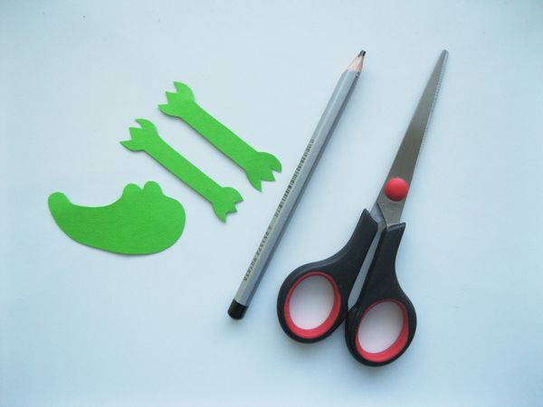 تمساح مصنوعة من الورق الملون بأيديهم