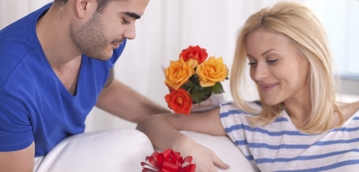كيفية تعليم زوجها لإعطاء الهدايا: 6 نصائح لعلم النفس