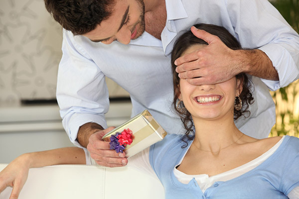 كيفية تعليم زوجها لإعطاء الهدايا: 6 نصائح لعلم النفس