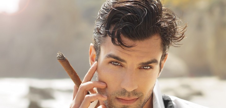 كيف يتصرف رجل إذا كان يحب امرأة، لكنه يخفي ذلك