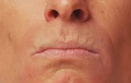 كيفية معرفة أفكار الرجل من شفتيه