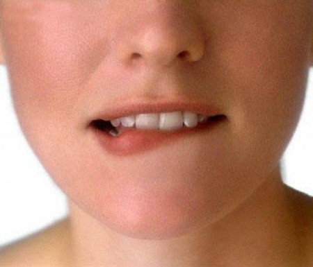 كيفية معرفة أفكار الرجل من شفتيه