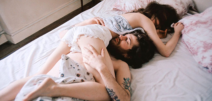 النوم في أزواج: تحديد الموقف في حلم، كيف يعامل الرجل لك