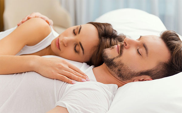 النوم في أزواج: تحديد الموقف في حلم، كيف يعامل الرجل لك