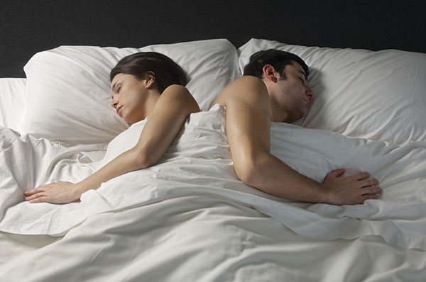 النوم في أزواج: تحديد الموقف في حلم، كيف يعامل الرجل لك