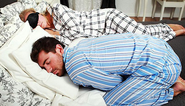 النوم في أزواج: تحديد الموقف في حلم، كيف يعامل الرجل لك