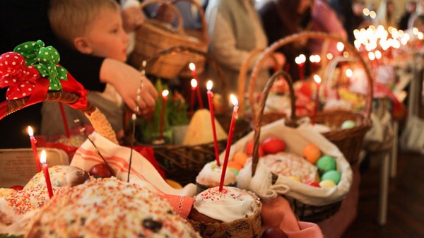 عيد الفصح - كيف هي الخدمة في الكنيسة، وترتيب السلوك أثناء الخدمة