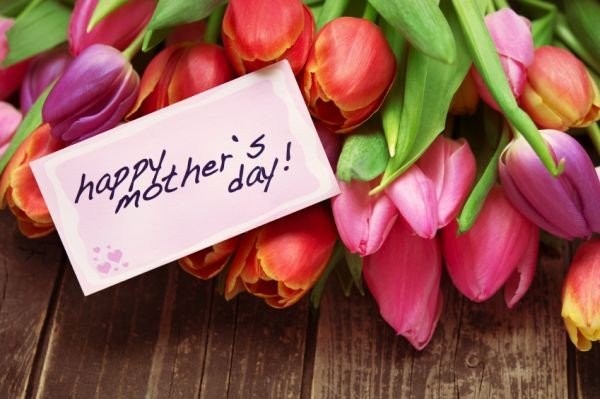 قصائد لعيد الأم: لمس، جميلة للدموع، من ابنه وابنته، لمرحلة ما قبل المدرسة، قصيرة