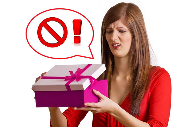 توب-3 أسوأ الهدايا: لماذا لا تعطي ساعة، والصور ومستحضرات التجميل