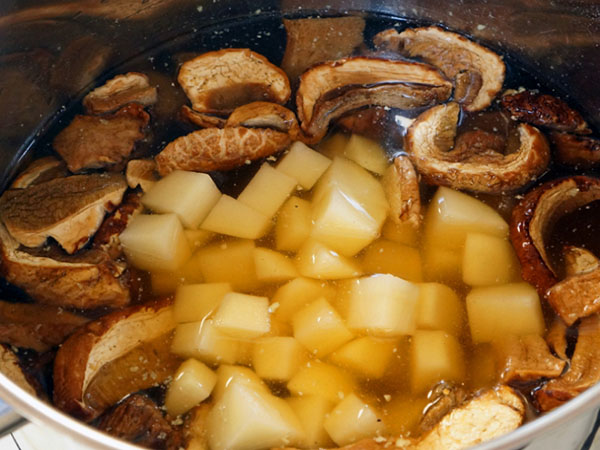 وصفة بسيطة: حساء دسم مع الفطر