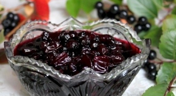 مربى من الخوخ و تشوكيبيري مربى من الخوخ و تشوكيبيري