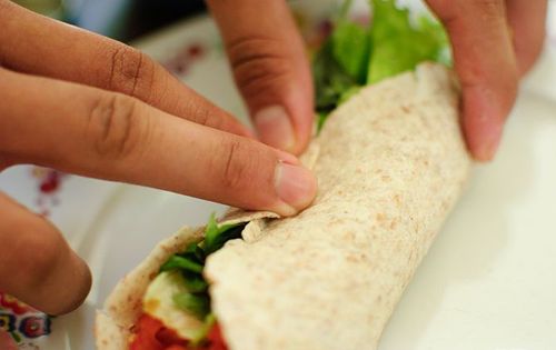 وجبة خفيفة لذيذة وسريعة - لفات لافاش مع الأسماك