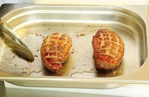 وضعه على صينية الخبز 